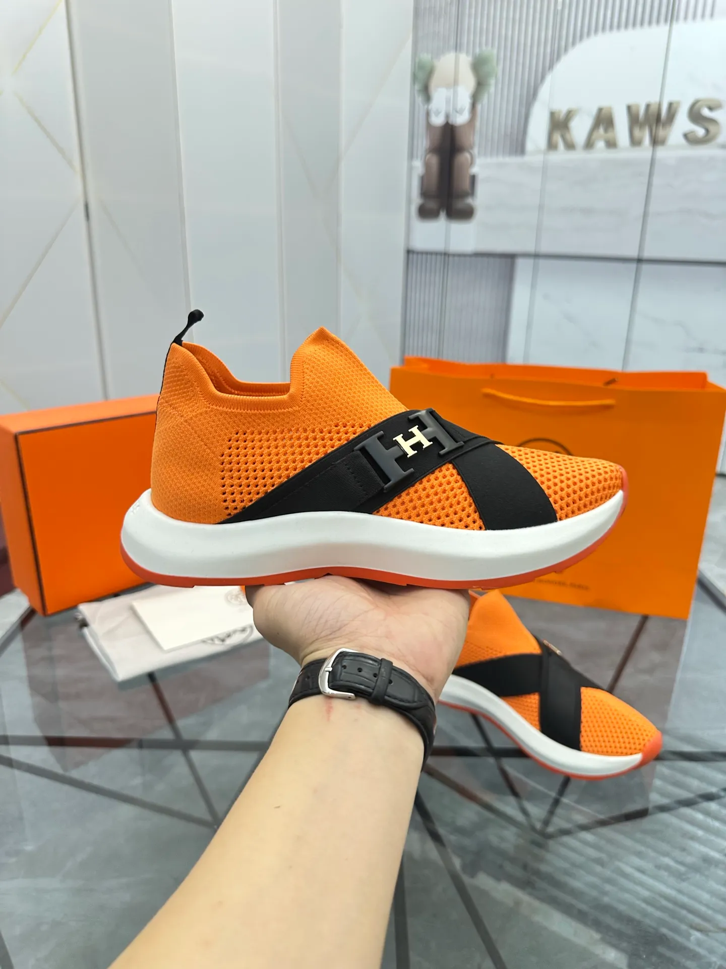 Men's shoes: 💰P620¥ High-end top quality Product trademark: Hermes *"Hermès*" low-top casual shoes Regular size: 38-45 (can be customized to 46) Product materials: Upper imported from the counter original fly weave, breathable lining, cowhide foot pads, original outsole. No.: 001